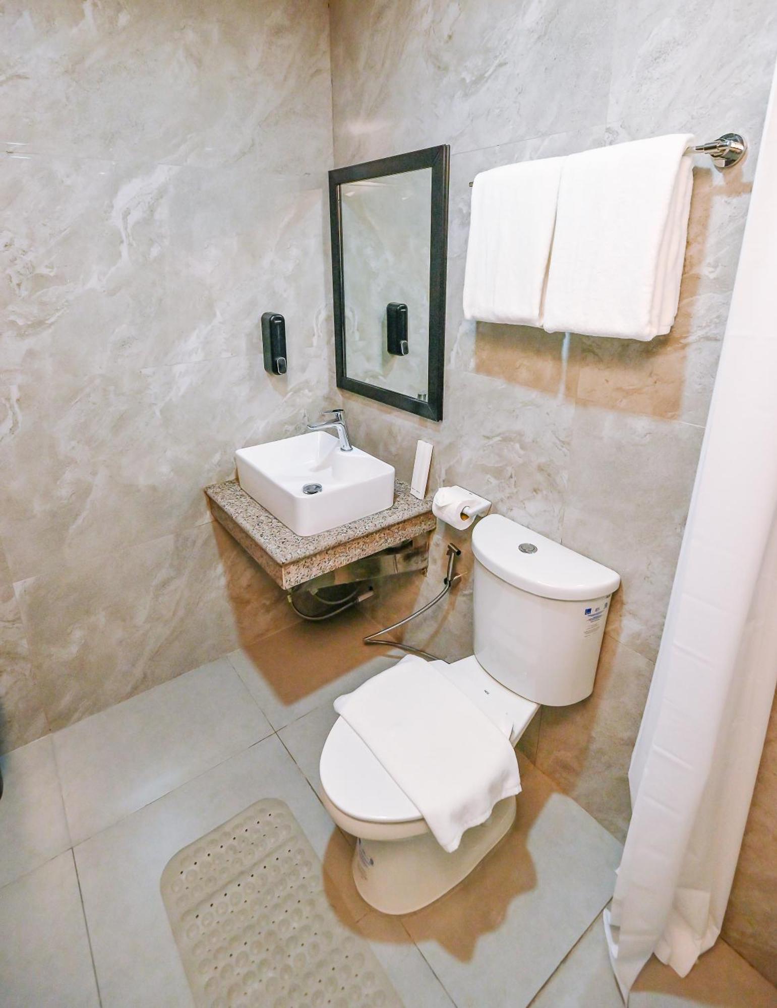 Monaco Hotel Taytay  Экстерьер фото